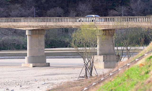 모래가 쓸려 내려가면서 무섬마을 입구 수도교는 2단으로 보강공사를 했다.