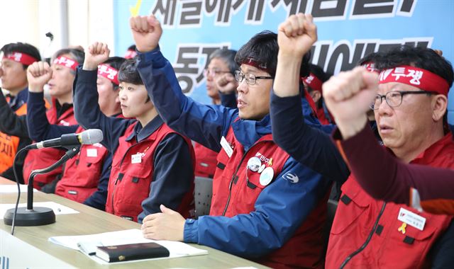 13일 오전 서울 중구 정동 민주노총에서 열린 '민주노총 총파업 총투표 결과 발표 기자회견'에서 한상균 민노총 위원장을 비롯한 참가자들이 노동시장 구조 개악 반대 등의 구호를 외치고 있다 . 민노총은 24일 서울역을 비롯해 전국 각지에서 총파업 집회를 한 후 25일 연금개악 저지 범국민대회, 27일 노동시장 구조개악 저지 투쟁, 28일 공무원연금 개악 저지 촛불집회, 29일 비정규직 철폐 및 대학구조조정 저지 투쟁 등을 벌이기로 했다. 연합뉴스