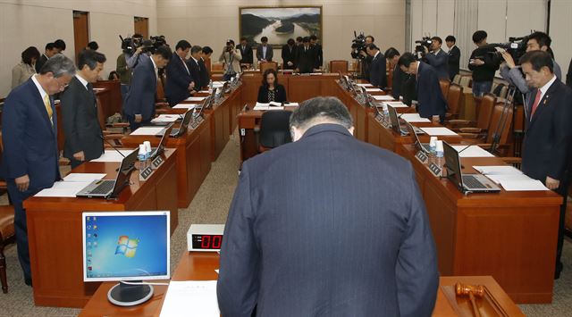 16일 국회에서 열린 농림축산식품해양수산위원회 전체회의에서 김우남 위원장과 의원들이 세월호 선체의 온전한 인양을 촉구하는 결의안 처리에 앞서 묵념을 하고 있다. 연합뉴스