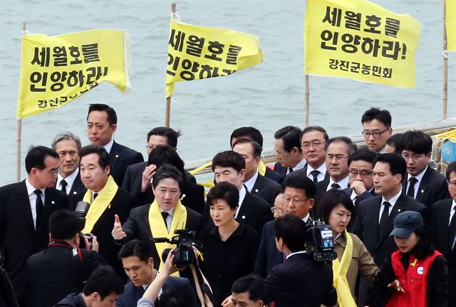 박근혜 대통령이 세월호 참사 1주년인 16일 오후 전남 진도군 팽목항을 방문하고 있다. 박 대통령의 팽목항 방문은 작년 5월 4일 이후 11개월여만이다. 연합뉴스