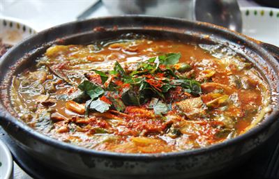 통통하게 살이 오른 생멸치 요리로는 싱싱한 회무침, 멸치찌개, 멸치구이 등이 있다.