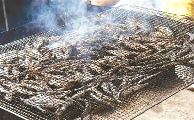 통통하게 살이 오른 생멸치 요리로는 싱싱한 회무침, 멸치찌개, 멸치구이 등이 있다.