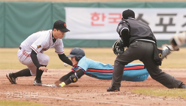 황상하(대전고)가 16일 강원 춘천 의암구장에서 열린 봉황대기 고교야구대회 율곡고와의 경기 2회초 공격에서 안타를 친 뒤 몸을 날려 3루에 세이프되고 있다. 춘천=신상순기자 ssshin@hk.co.kr