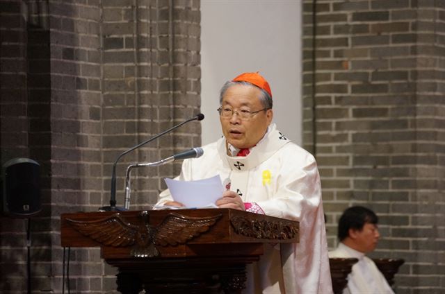 16일 명동대성당에서 열린 세월호 1주기 추모미사에서 염수정 추기경이 강론하고 있다. 천주교 서울대교구 제공