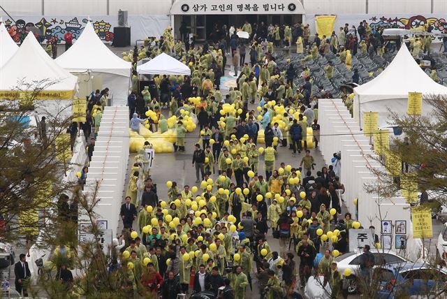 세월호 참사 1주년인 16일 오후 조희연 서울시교육감, 이재정 경기도교육감, 제종길 안산시장 등 추모객들이 노란 풍선을 들고 경기도 안산시 단원구 세월호 희생자 정부 공식 합동분향소를 출발, 단원고등학교로 향하고 있다. 경기신문 제공