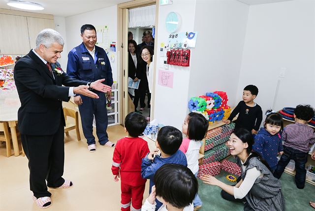 16일 인천 부평 본사 부근에 직원 자녀를 위해 한국지엠 어린이집 개관식을 개최했다. 한국지엠 세르지오 호샤 (Sergio Rocha) 사장과 정종환 노조위원장이 어린이집을 둘러보고 있다 . 한국지엠 제공