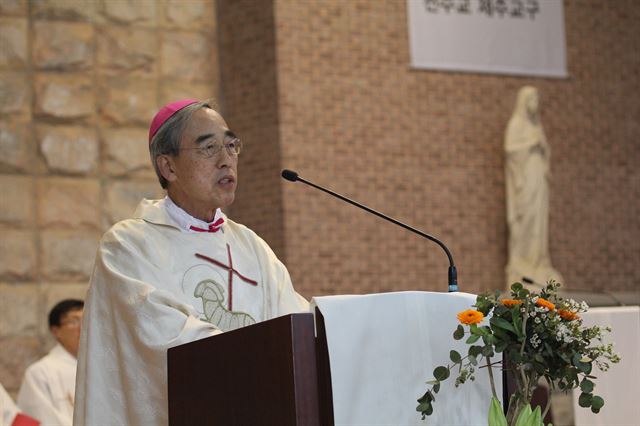 강우일 주교가 지난 1월 제주시 금악리 삼위일체 대성당에서 열린 사제서품식에서 미사를 진행하고 있다. 천주교 주교회의 제공