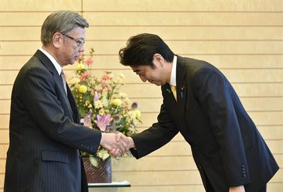 아베 신조 일본 총리가 17일 미군 비행장 이전 문제를 논하기 위해 도쿄 총리관저에서 오나가 다케시 오키나와현 지사를 만나 허리 숙여 악수하고 있다. 도쿄=AP 연합뉴스