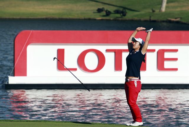 미국여자프로골프(LPGA) 투어 롯데 챔피언십(총상금 180만 달러)에서 우승을 차지한 김세영(22·미래에셋)이 19일(한국시간) 미국 하와이주 호놀룰루 오아후 코올리나 골프클럽(파72·6천383야드)에서 열린 대회 마지막 날 4라운드 18번홀에서 칩인 버디 성공한뒤 기뻐하고 있다. 18번 홀(파4)에서 열린 연장 첫 번째 홀에서 김세영은 약 150야드를 남기고 8번 아이언으로 시도한 두 번째 샷을 그대로 샷 이글로 연결해 짜릿한 우승을 차지했다. 롯데 제공