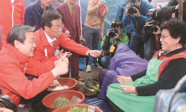 김무성 새누리당 대표가 19일 4ㆍ29 재보궐 선거에 출마한 신상진 후보와 함께 경기 성남 모란시장을 찾아 상인과 대화를 나누며 지지를 호소하고 있다. 성남=뉴시스