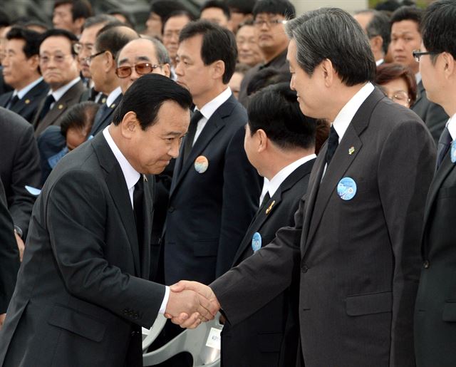 이완구 국무총리가 19일 오전 서울 강북구 국립4.19 민주묘지에서 열린 제55주년 4.19혁명 기념식 행사에서 김무성 새누리당 대표와 악수를 하고 있다. 김대표의 표정이 재미있다./왕태석기자 kingwang@hk.co.kr