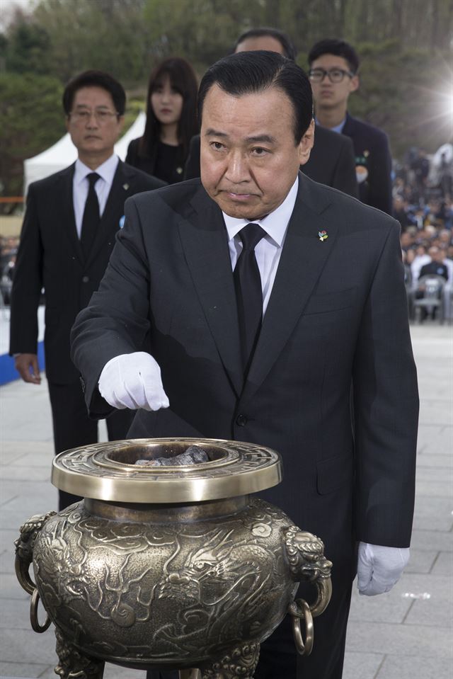 이완구총리가 19일 오전 서울시 강북구 국립 4.19 민주묘지에서 국가보훈처 주관으로 열린 제55주년 4·19혁명 기념식에서 분향을 하고 있다.왕태석기자 kingwang@hk.co.kr