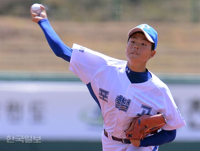 [저작권 한국일보] 포철고 한승지가 개성고 타선을 상대로 역투하고 있다.춘천=고영권기자