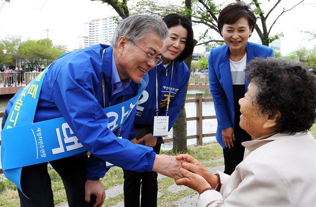 18일 오후 광주 서구 운천저수지를 찾은 문재인 새정치민주연합 대표가 오는 4·29 광주 서구을 국회의원 보궐선거에 출마하는 조영택 후보를 지지해줄 것을 시민들에게 호소하고 있다. 뉴시스