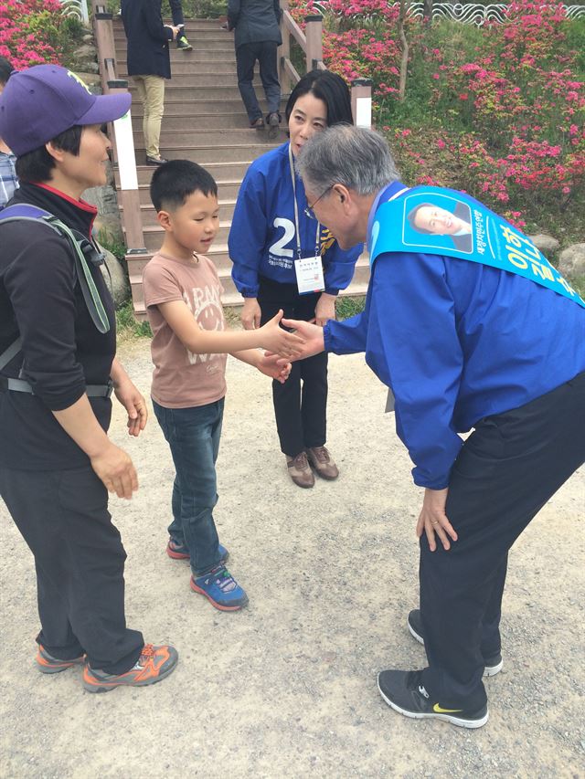 18일 광주 서구에서 '뚜벅이 유세'에 나선 문재인 새정치민주연합대표가 광주 어린이에게 악수를 건네고 있다. 전혼잎기자 hoihoi@hk.co.kr