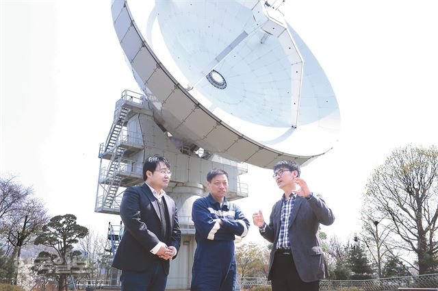 '프로메테우스 만물상'을 집필할 임태훈 위원장, 이영준 홍성욱(왼쪽부터) 교수가 집필회의를 위해 11일 신촌 연세대 전파망원경 앞에 모였다. 무게 333톤, 지름 21m의 망원경 앞에 선 이들은 거대한 테크놀로지를 마주한 작은 인간으로서 보다 높고 넓은 시각에서 기술을 이해할 수 있는 방안을 숙의했다. 이명현 인턴기자(숙명여대 미디어학부 4년)