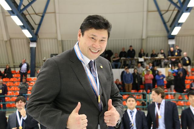 백지선 감독이 이끄는 한국 남자 아이스하키 대표팀이 지난 19일 밤(한국시간) 네덜란드 에인트호번에서 막을 내린 2015 국제아이스하키연맹(IIHF) 아이스하키 세계선수권 디비전 1 그룹 B에서 극적인 우승을 차지했다. 백 감독이 시상식에서 금메달을 목에 건 뒤 승리의 손짓을 하고 있다. 대한아이스하키협회 제공