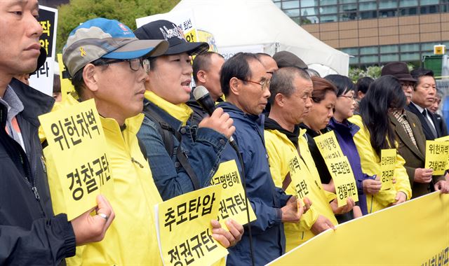 20일 서울 광화문 광장에서 416연대·세월호 참사 국민대책회의 등의 주최로 열린 기자회견에서 한 세월호 유가족이 참사 1주기 행사 때 경찰이 차벽을 설치하고, 강제 해산에 나서는 등 과잉 대응했다며 규탄하고 있다. 뉴시스