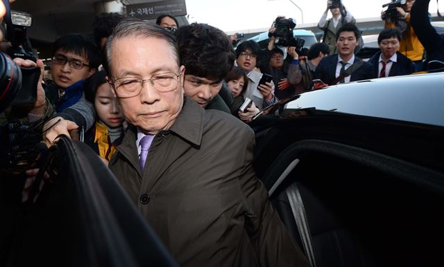 '성완종 리스트'에 이름이 거론된 김기춘 전 대통령비서실장이 20일 오후 서울 김포공항 입국장을 통해 귀국 후 차에 오르고 있다. 뉴시스