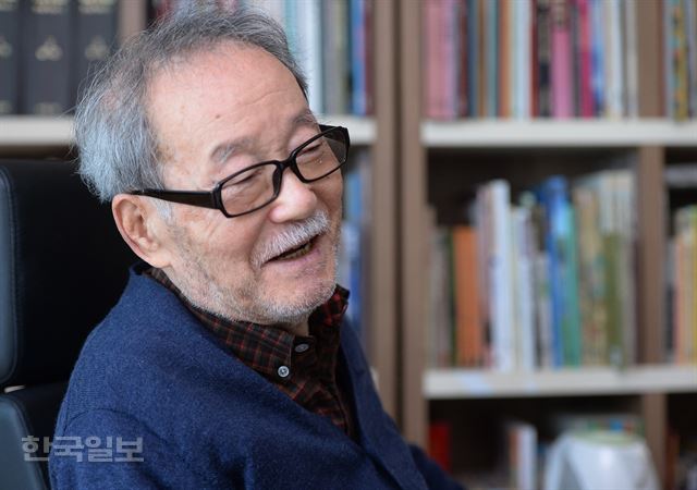 홍성찬 작가가 21일 경기 고양시 자택에서 60년 일러스트레이터 인생에 대해 밝히고 있다. 이명현 인턴기자(숙명여대 미디어학부4)