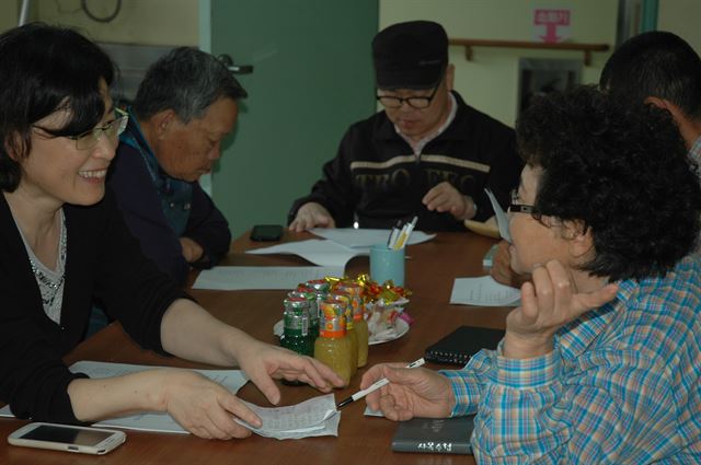 경남 산청 성심원에서 김성리 인제대 교수가 한센인 어르신들과 '시 모임'을 갖고 이야기를 나누고 있다. 성심원 제공.