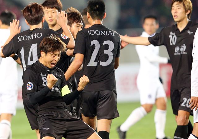 22일 경기도 성남 탄천종합운동장에서 열린 2015 AFC 챔피언스리그 조별리그 F조 5차전 성남FC와 태국 부리람 유나이티드의 경기 전반 자신이 얻어낸 패널티킥을 성공시켜 팀의 첫번째 득점을 올린 성남 김두현이 주먹을 불끈 쥐고 기뻐하고 있다. 연합뉴스