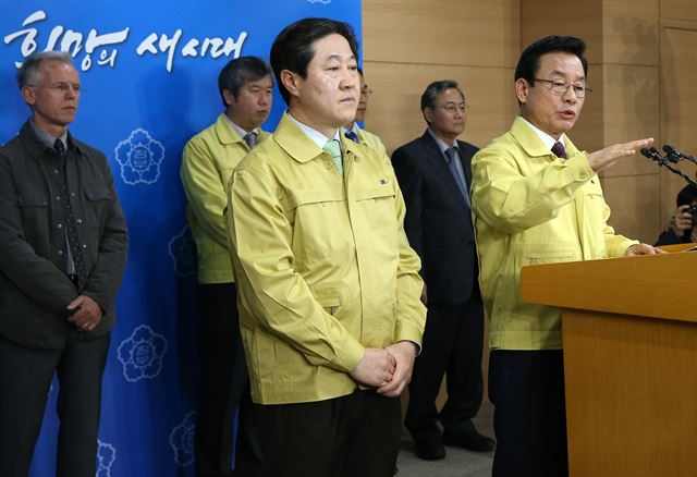 박인용(앞줄 오른쪽) 국민안전처 장관과 유기준(앞줄 왼쪽) 해양수산부장관이 22일 오전 정부서울청사 브리핑룸에서 세월호 선체 인양 결정내용에 대해 발표한뒤 기자들의 질문에 답하고 있다. 연합뉴스