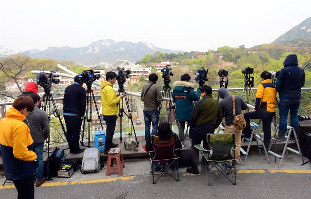 카메라 기자들이 22일 서울 종로구 삼청동 총리공관 맞은편 언덕에서 사의를 밝힌 이완구 국무총리의 모습을 찍기 위해 장사진을 치고 있다. 뉴시스