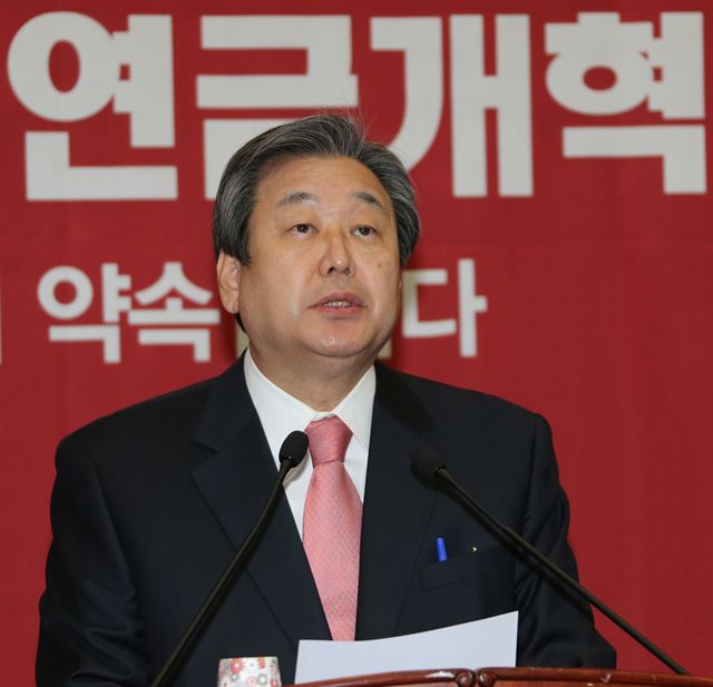 새누리당 김무성 대표가 23일 국회에서 열린 의원총회에서 야당에 공무원연금개혁의 약속이행을 촉구하고 있다. 연합뉴스