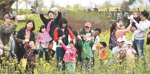 국내 봄축제를 대표하는 함평나비축제가 개막을 앞두고 있다. 1999년에 처음 시작한 함평나비축제가 지속적인 성공에 힘입어 전남 함평군이 생태도시로 거듭났다. 함평나비축제를 찾은 가족들이 나비 날리기를 하고 있다. 함평군청 제공