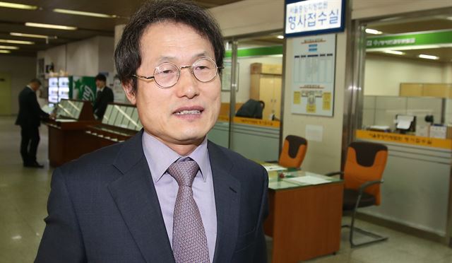 지난해 서울시 교육감 선거에서 상대 후보인 고승덕 변호사의 미국 영주권 보유의혹을 제기한 혐의로 기소된 조희연 서울시교육감이 23일 오후 서울 서초동 서울중앙지법에서 속개된 국민참여재판 1심 선고공판에 출석하며 법정으로 향하고 있다. 연합뉴스