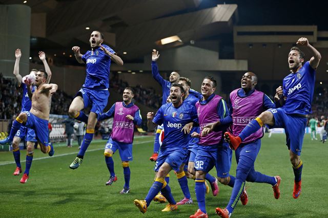 FC 바르셀로나(위부터)와 바이에른 뮌헨 선수들이 22일 2014~15 유럽축구연맹(UEFA) 챔피언스리그 4강에 오른 뒤 환호하고 있다. 레알 마드리드, 유벤투스 역시 23일 4강행 티켓을 따냈다. 바르셀로나ㆍ뮌헨ㆍ마드리드ㆍ모나코=AFPㆍ신화ㆍ로이터ㆍEPA연합뉴스