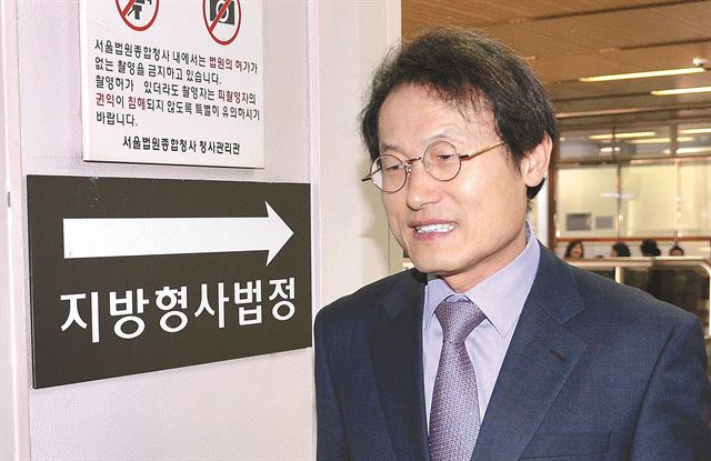 고승덕 변호사의 미국 영주권 보유 의혹을 제기한 혐의로 기소된 조희연 서울시교육감이 국민참여재판에서 벌금 500만원의 당선무효형을 선고 받았다. 뉴시스