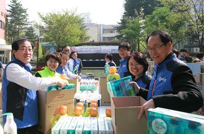 고광현(맨 왼쪽) 애경산업 사장이 24일 소외 계층에 전달할 생활용품 세트를 직원들과 함께 포장하고 있다. 애경산업 제공