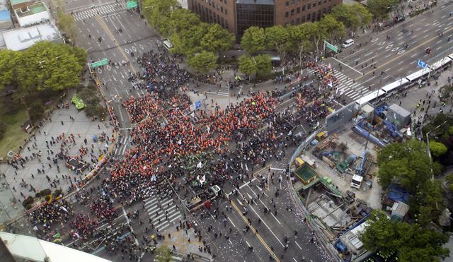 24일 오후 서울광장에서 민주노총 총파업 결의대회를 마친 집회 참가자들이 행진을 하던 중 보신각 사거리에 모여 있다. 연합뉴스