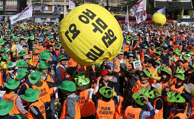 지난 25일 오후 서울광장에서 열린 '공적연금 강화 국민대회'에서 전국공무원노동조합원들을 비롯한 참가자들이 공적연금 강화 등을 촉구하며 공굴리기 퍼포먼스를 하고 있다.연합뉴스