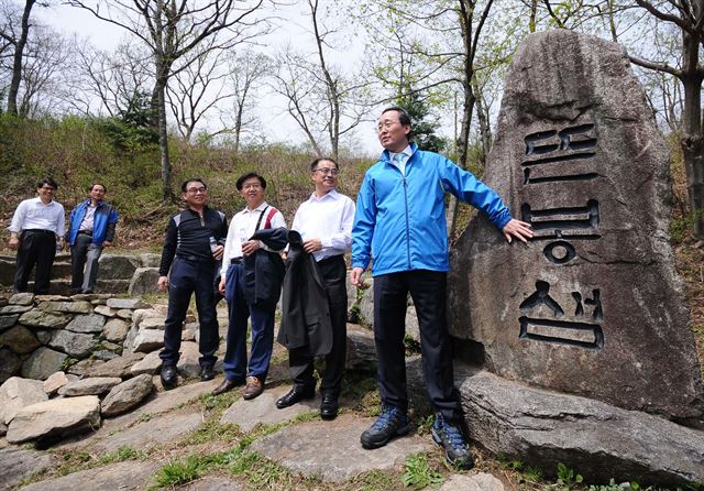 송하진(맨오른쪽) 전북지사가 24일 도내 14개 시·군 부단체장들과 함께 전북 장수군 '뜸봉샘' 생태공원에서 '1시·군, 1생태관광지' 조성 계획을 발표하고 있다. 전북도 제공