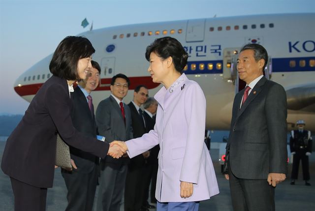 중남미 4개국 순방을 마친 박근혜 대통령이 27일 오전 성남 서울공항에 도착, 전용기에서 내린 뒤 조윤선 정무수석 등 환영나온 인사들과 악수를 하고 있다. 연합뉴스