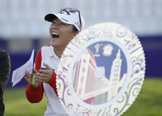 리디아 고(뉴질랜드)가 27일 미국여자프로골프(LPGA) 투어 스윙잉 스커츠 클래식 우승을 차지한 뒤 챔피언 트로피 옆에서 함박 웃음을 짓고 있다. 달리 시티=AP연합뉴스