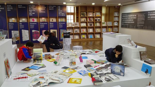 지난 26일 서울도서관에서 막 내린 한국출판문화상 특별전시는 관람객들에게 독서삼매경을 제공했다. 이들이 마음껏 읽을 수 있게 전시장 한가운데 책들을 펼쳐놓는 방식을 통해서다. 한국일보 자료사진