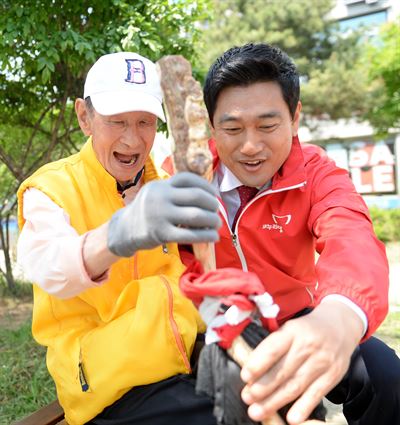 재보궐 선거를 이틀 앞둔 27일 서울 관악을 지역구에 출마한 오신환 새누리당 후보가 유권자들의 막판 표심을 잡기 위해 애쓰고 있다. 뉴시스