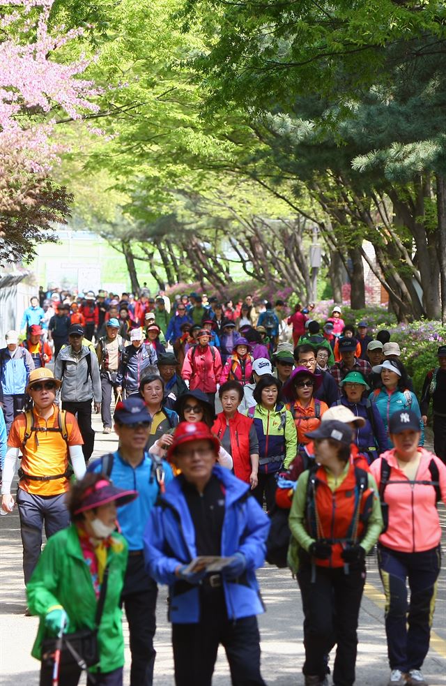 26일 오전 서울 관악구 등산로가 휴일을 맞아 봄 산행을 나선 등산객들로 붐비고 있다. 연합뉴스