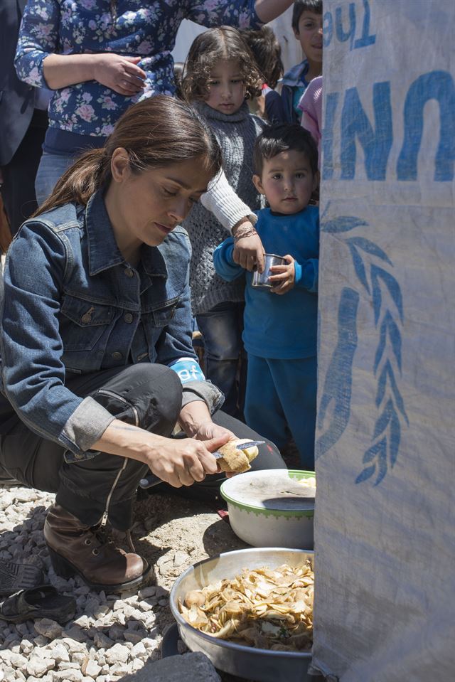 지난 25일(현지시간) UN 산하 국제연합아동기금 유니세프(UNICEF)가 촬영해 공개한 사진으로 애니메이션 '예언자(Kahlil Gibran's The Prophet)' 시사회 참석차 레바논을 방문한 영화배우 셀마 헤이엑이 베카밸리의 난민 캠프를 방문해 시리아 난민들을 위한 음식을 준비하며 감자를 깎고 있다. AP 연합뉴스