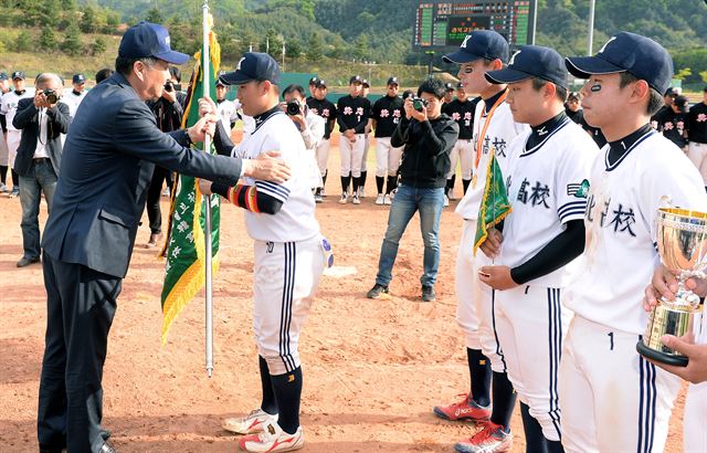 이종승 한국일보 사장이 경북고 주장에게 제43회 봉황대기 우승기를 전달하고 있다. 춘천=왕태석기자