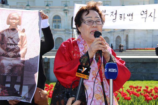 일본군 위안부 피해자인 이용수 할머니가 28일(현지시간) 미 의사당 앞에서 워싱턴DC의 한미중 시민단체들과 연대집회를 갖고 아베 총리의 과거사 왜곡 및 부정을 규탄하면서 위안부 강제동원에 대한 사과 및 배상을 요구하고 있다. 연합뉴스