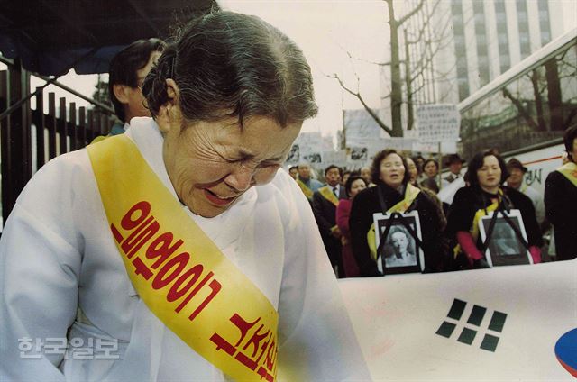 [저작권 한국일보]정신대 할머니의 한 맺힌 눈물- 1992년 1월 13일 일본총리의 방한을 앞두고 벌어진 ' 정신대 피해 보상 요구 시위'에서 일본군에 강제 동원된 위안부의 참상을 최초로 증언한 김학순 할머니가 일왕의 사죄를 요구 하며 통한의눈물울 흘리고 있다. 서울 세종로 종합청사 후문 1992.01.13 신상순 기자 /2015-04-29(한국일보)