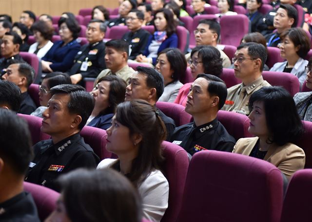 29일 해군본부에서 열린 '명예해군 운동 장성·병과장 워크숍에 참석한 해군 장성들과 부인들이 곽진영 국민권익위윈회 부위원장의 ‘청렴 공직자의 역할과 자세’에 대한 강연을 진지하게 경청하고 있다. 해군 제공