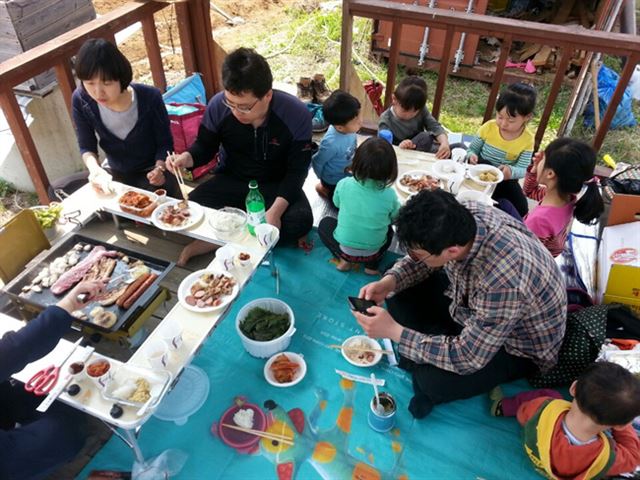 ‘남이 해주는 밥’보다 더 맛나는 밥이 이렇게 밖에 나와서 먹는 밥이다. 육아 이야기로 또 사람 사는 이런 저런 이야기들로 꽃을 피우며 우리는 연천 고구마 밭에서 파리지엥처럼 점심을 먹었다. 3시간 동안.