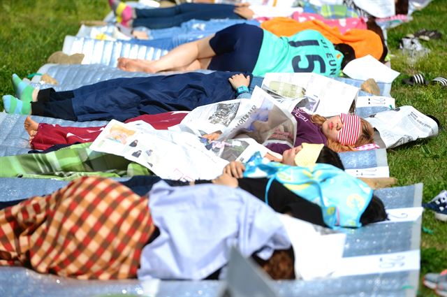 1일 오후 서울 덕성여대 캠퍼스 잔디밭에서 열린 '낮잠자기 대회' 참가자들이 오래 낮잠자기에 도전하고 있다. 뉴시스