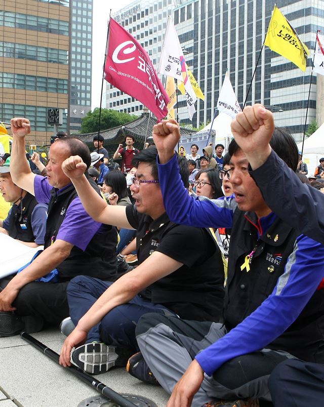 4.16연대 회원들이 2일 오전 서울 종로 광화문광장에서 입장발표 기자회견을 열고 경찰의 폭력 탄압 규탄 및 유족행진 보장·시행령 폐기를 촉구하고 있다. 연합뉴스